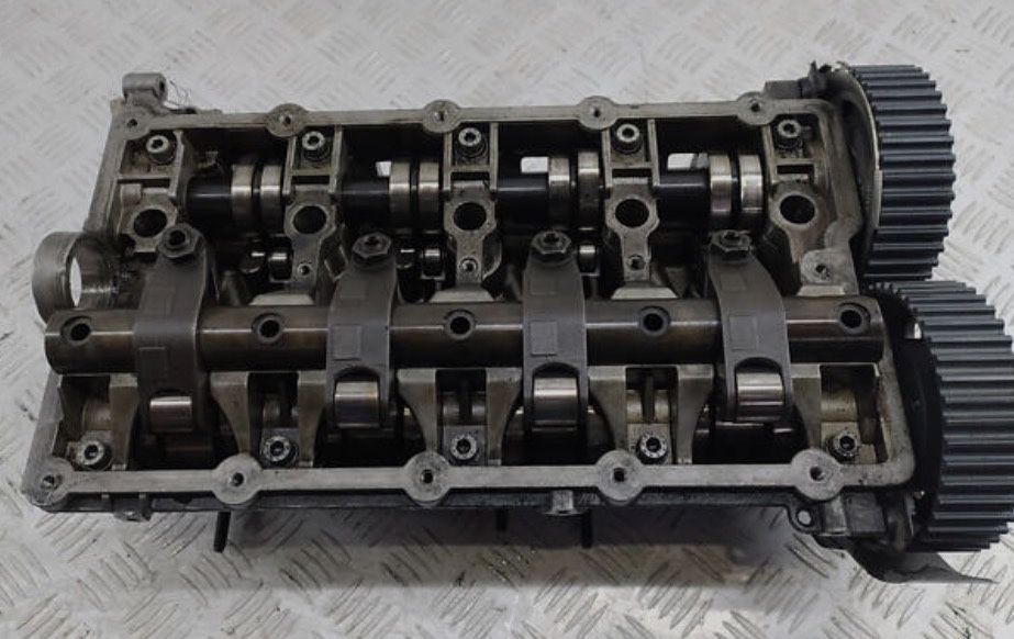 Головка ДВС с новыми клапанами