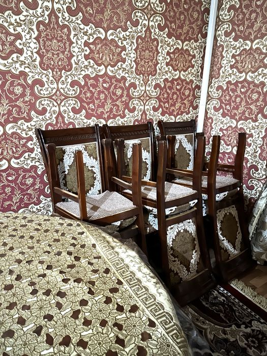 Stol stullari bilan Komplekt holati ideal!