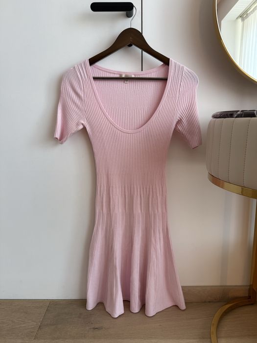 Елеганта, плетена рокля с широко деколте