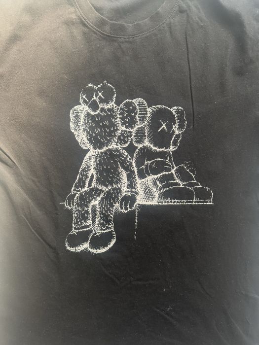 Продам футболки Uniqlo x Kaws