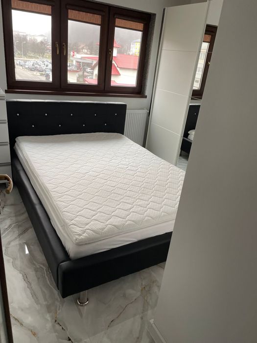 Pat modern pe picioare de inox