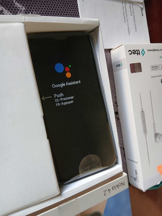 Смартфон Нокия, чисто нов.