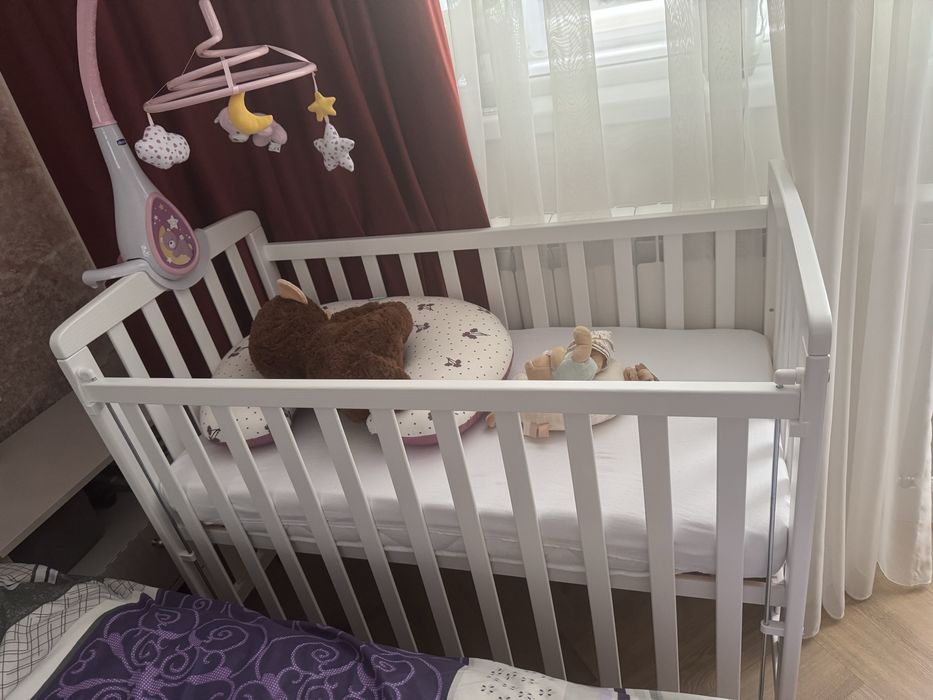 Patut bebe 100x50 cm cu saltea si carusel incluse