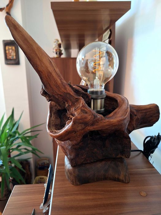 Ръчно изработена настолна лампа от дърво
