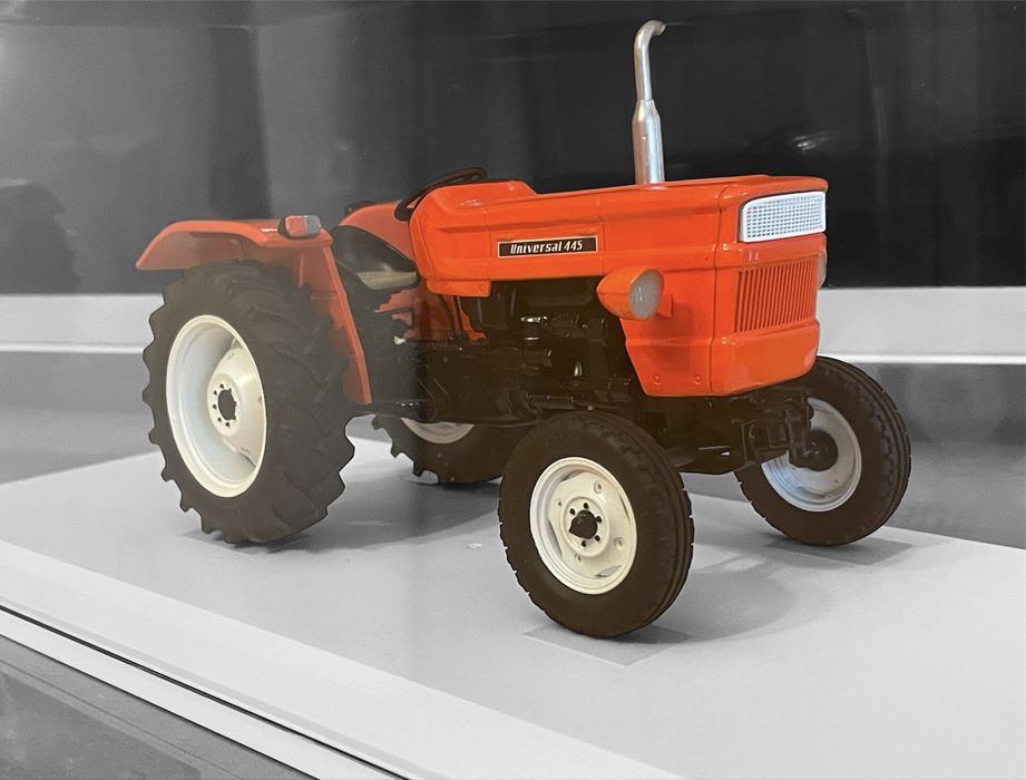 Macheta tractor UTB 445 scara 1:18
