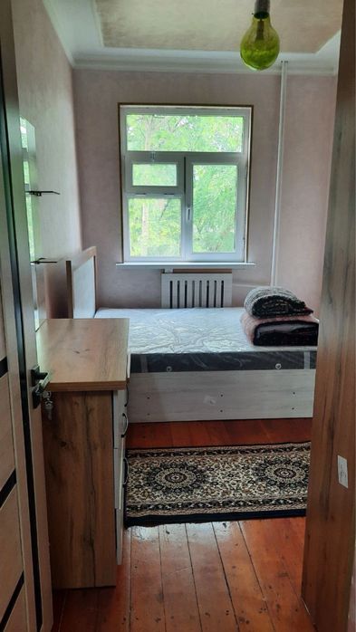 Yashnabod metrosi yonida 3 xonali uyga 4-talaba qiz kerak