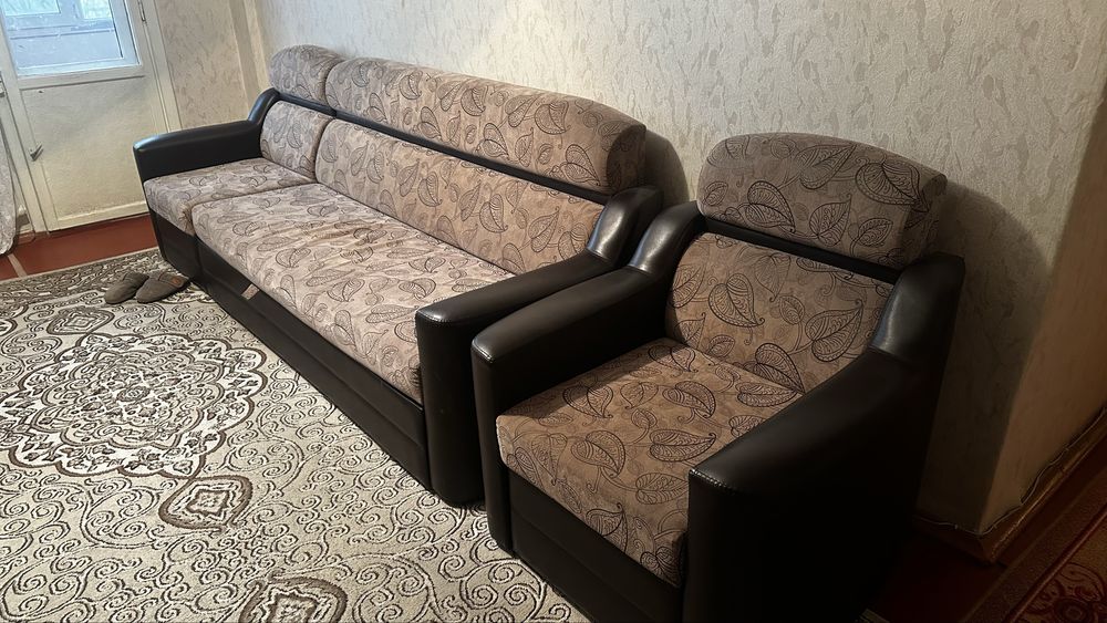 Диван с двумя креслами