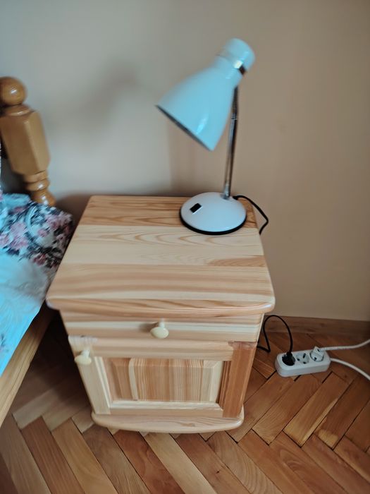 Нощно шкафче от масивно дърво