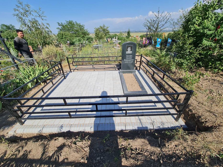 Облогораживание могил.