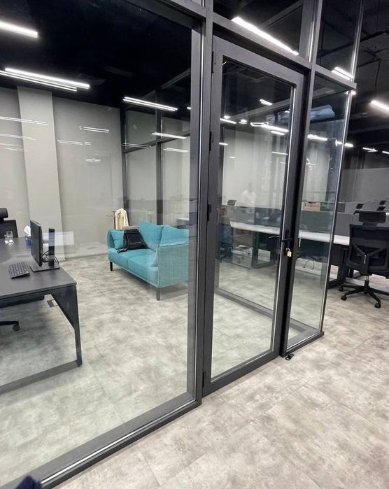 Офислар учун ойнали тусиклар.  Стеклянные перегородки