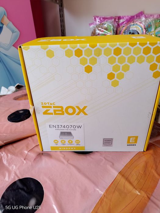 компютър ZOTAC ZBOX в бял цвят.