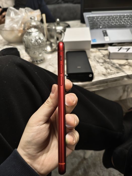 Iphone xr  Никаких царапин нет ,все работает
Коробки нету,к телефону п