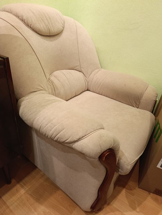 Продам диван с креслом 15000. Самовывоз.