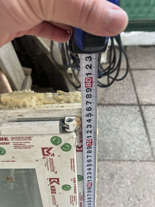 Продам пластиковую дверь с окном