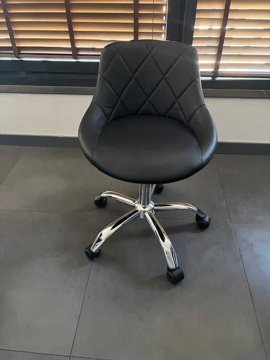 Черен стол на колелца Сохо (мостра) – 24м гаранция