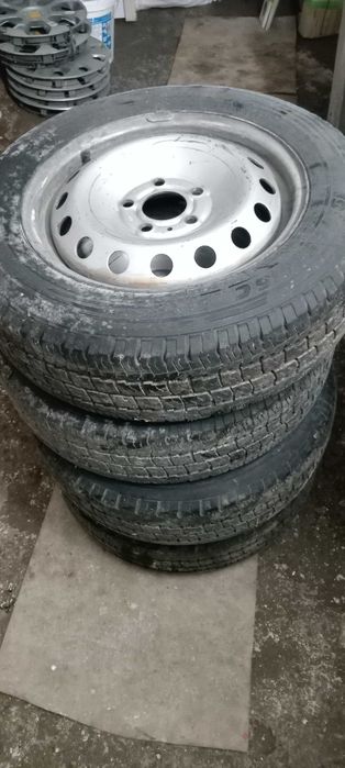 Anvelope auto  195/65/16C, sau schimb cu 215/65/16 iarnă sau mixte