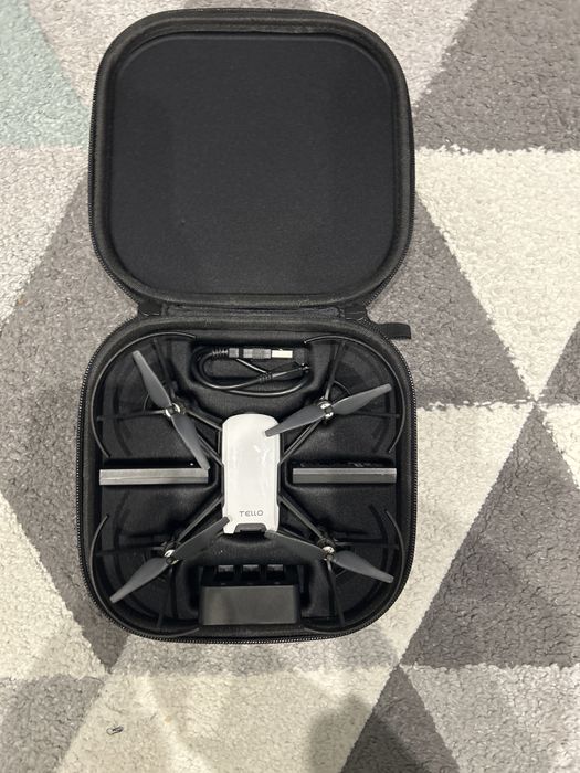 Дрон DJI tello, управляван от приложение на телефона