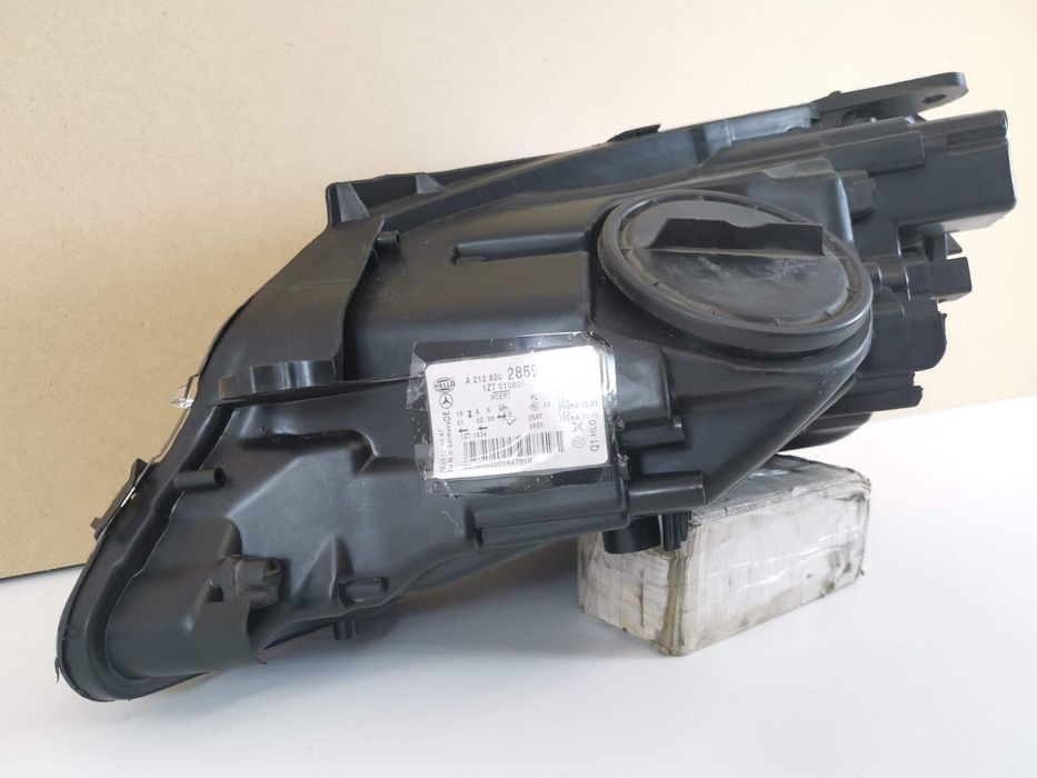 Фар Десен Ксенон Адаптивен Мерцедес-Бенц Е-Клас / Mercedes-Benz E-Clas