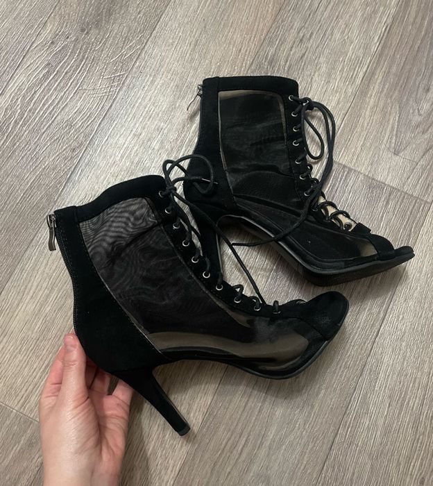 Туфли для танцев в отличном состоянии. 
Размер 38-39 , каблук 9-9,5 см