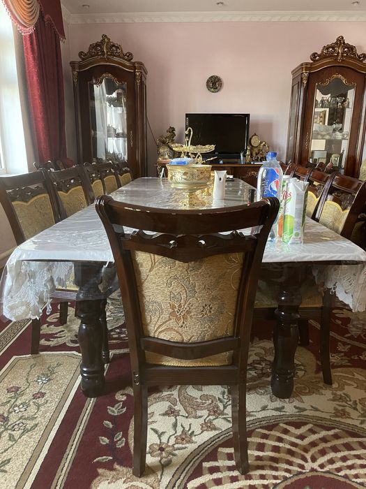 Стол и стулья