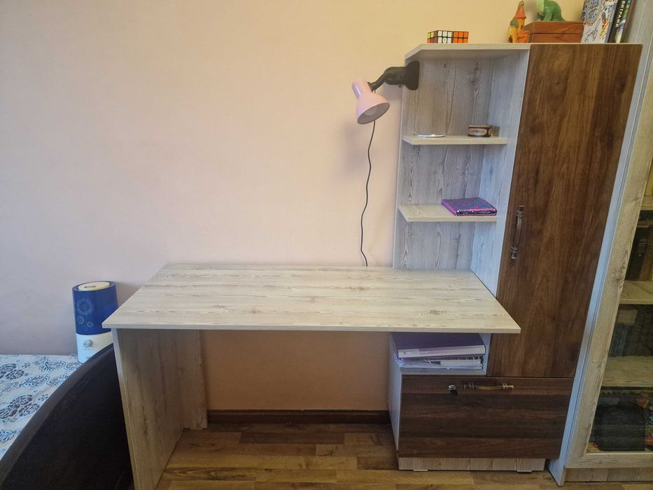 Рабочий  стол . С полками.