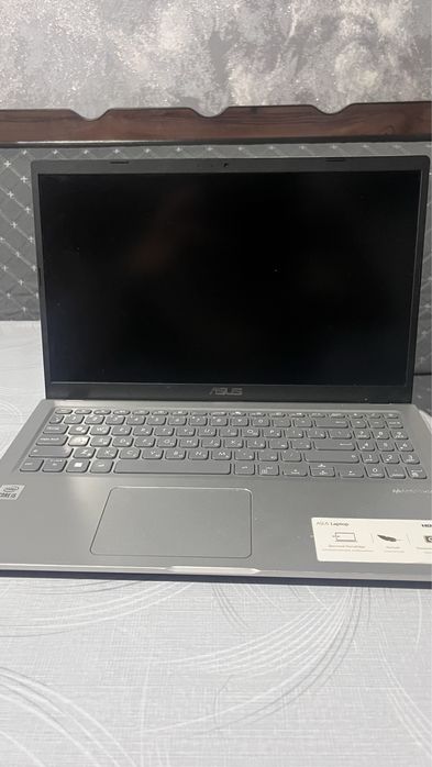 Ноутбук Asus X515 белого цвета