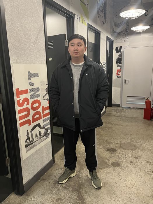 Продам куртку мужская Nike