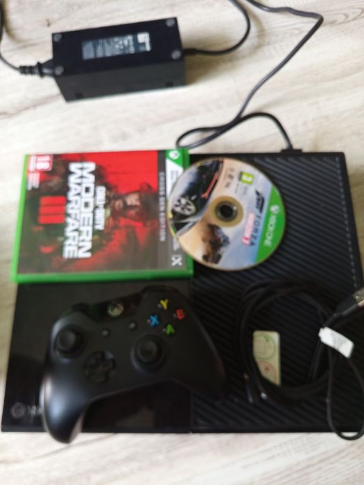 Xbox one 500GB с 2 игри