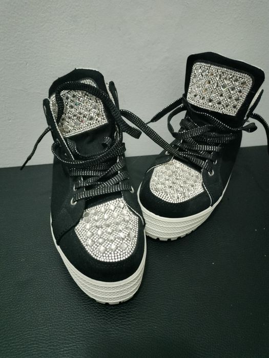 Adidași cu ștrasuri