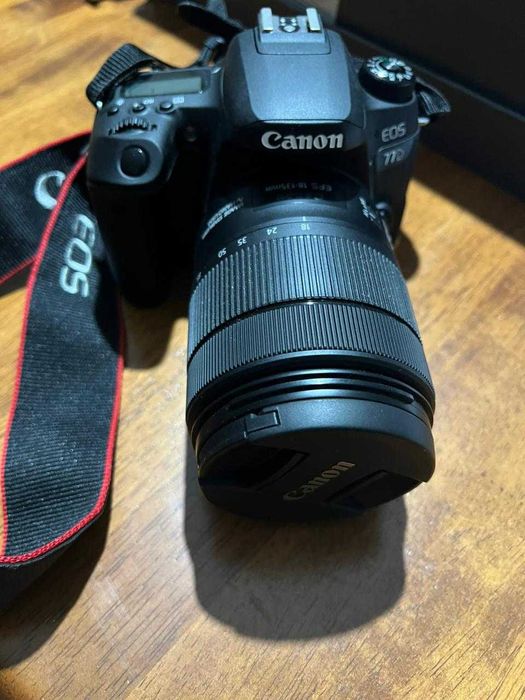 Сanon EOS 77D с объективом 18-135 мм.