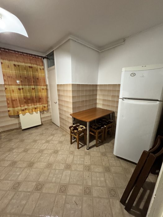 Închiriez apartament 3 camere – etaj 2/4