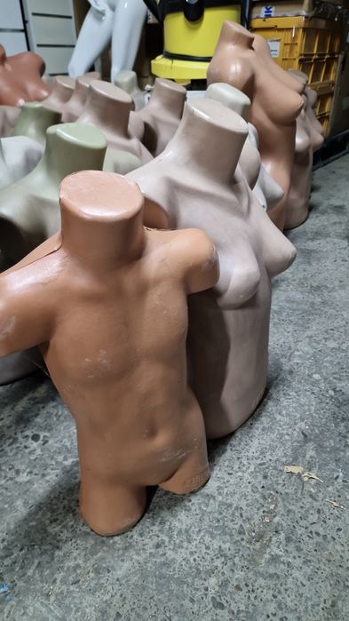 Vand manechini dama si 1 de barbat