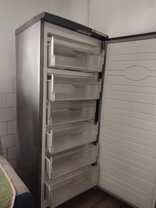 Морозильник почти новая