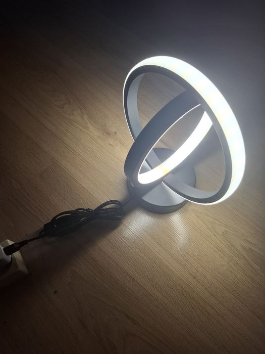 Led Лампа с интересен дизайн и три функции на светлината