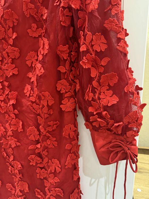 ярко красное алое платье