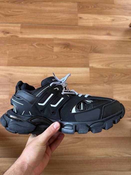 Sneakers Balenciaga cu eticheta (nu Nike, Gucci, Adidas, Balenciaga)