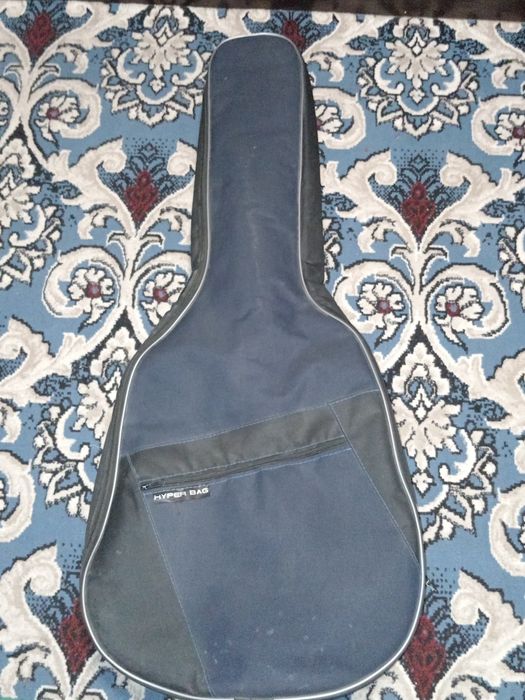 Akustik gitara xolati a'lo Rossiyada ishlab chiqarilgan.