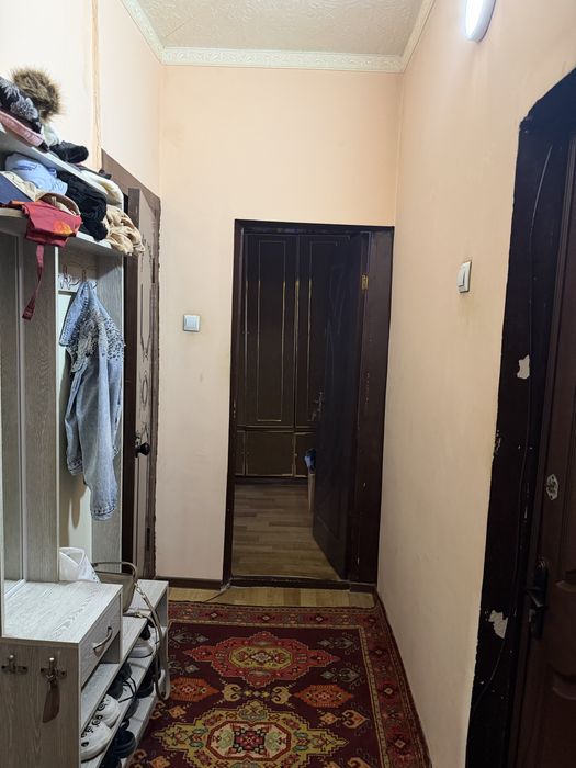 Продаеться квартира двух переделанная в трех комнатная. Юнусабад 15 кв