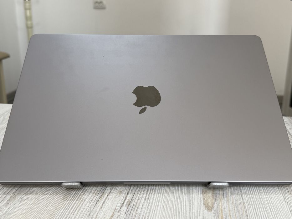 Macbook M3 15 dyumlik