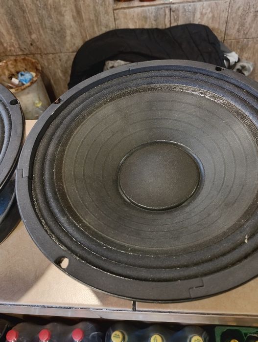 Продавам два говорителя 10-инчови по 300 w