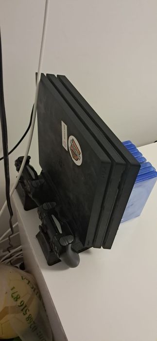 Vând ps4 pro 1t+2 controlle