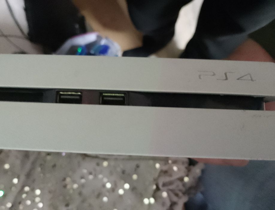 Продавам плеистейшън4