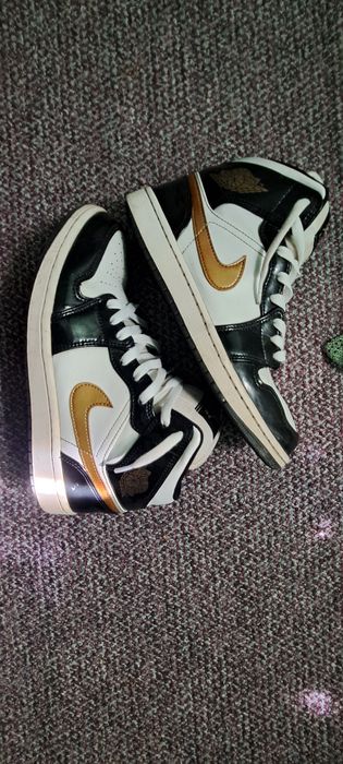 Jordan 1 mid mettalic gold