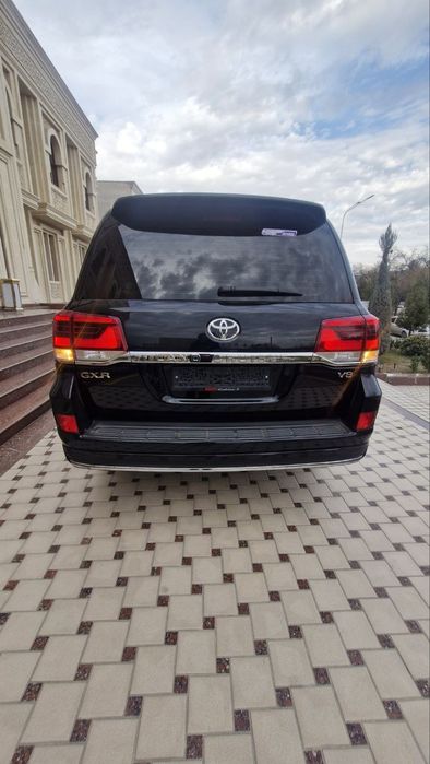 Тоуота Land Cruiser 200v8 2017 год обЬемдвигателя 4.6 ЛИТР ПР 84000 км