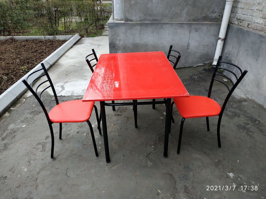 Кухонный стол с четырьмя стульями 870000