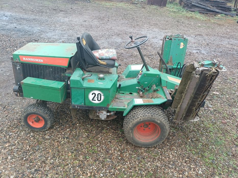 Tractor profesional tuns gazon sau vegetatie