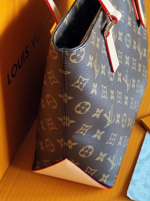 Louis Vuitton Дамска Чанта Практична и Шик с Асиметрични Дръжки