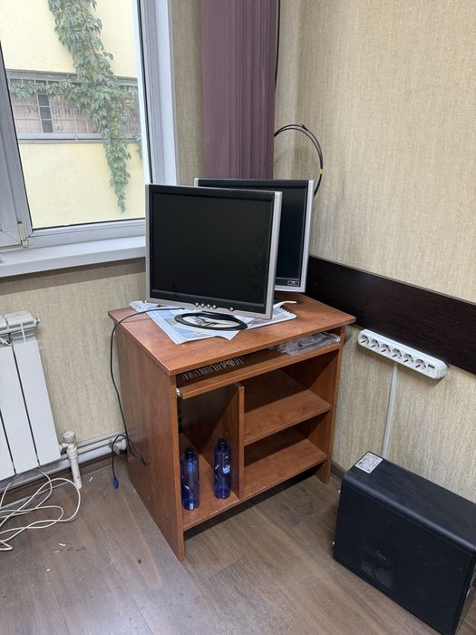 Стол офисный с уголками