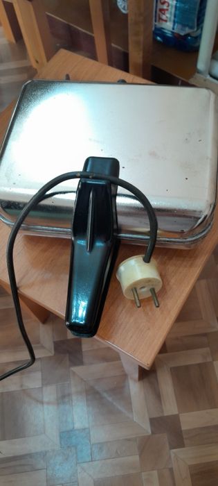 Продам электрическую вафельницу