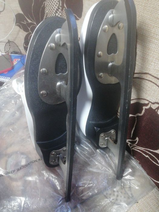 Vând patine gheață